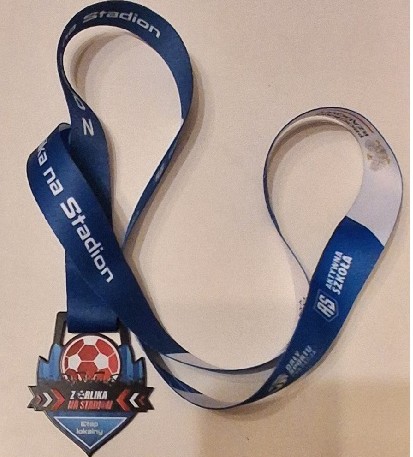 Na zdjęciu jest medal za udział w rozgrywkach Piłki Nożnej  w Turnieju "Z Orlika na Stadion"