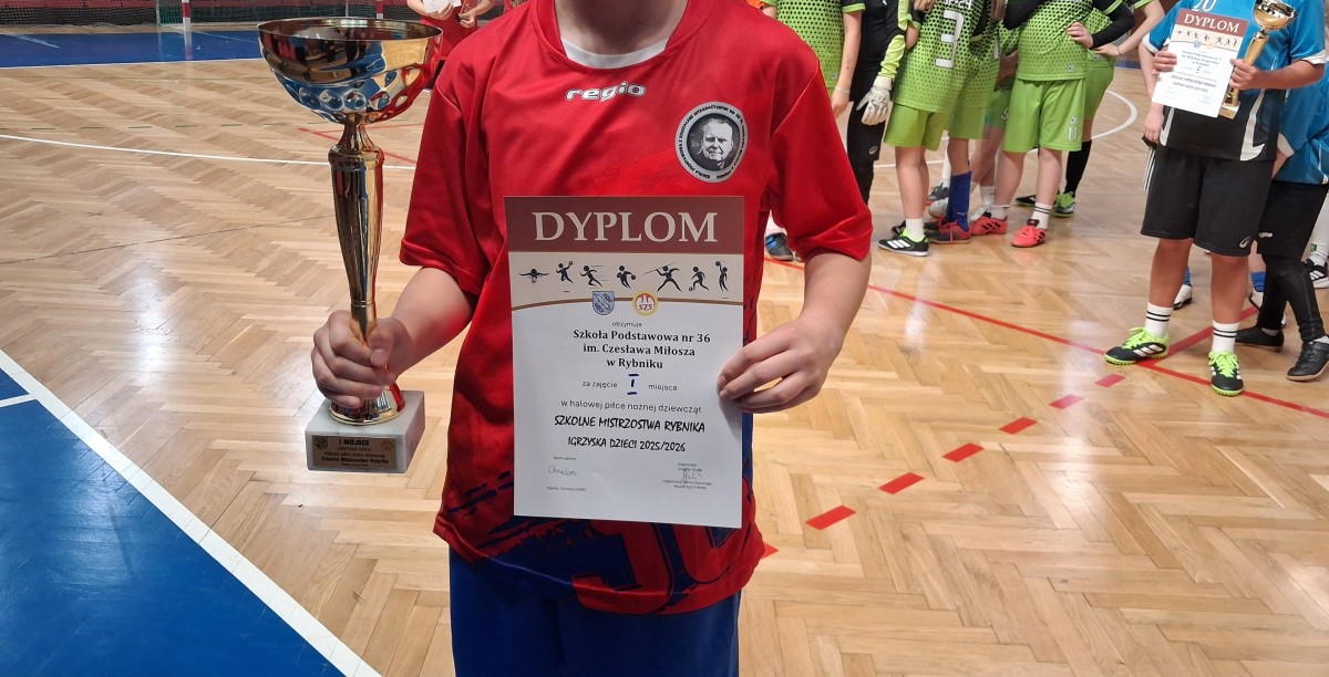 Zawodniczka zwycięzkiej drużyny z pucharem i dyplomem.