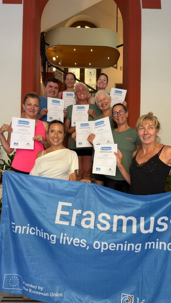 Międzynarodowa grupa uczestników szkolenia Erasmus+ podczas szkolenia: Joga jako inspiracja rozwoju osobistego i nauka nowoczesnych metod dydaktycznych w ramach programu Erasmus+ Sycylia 2026. 