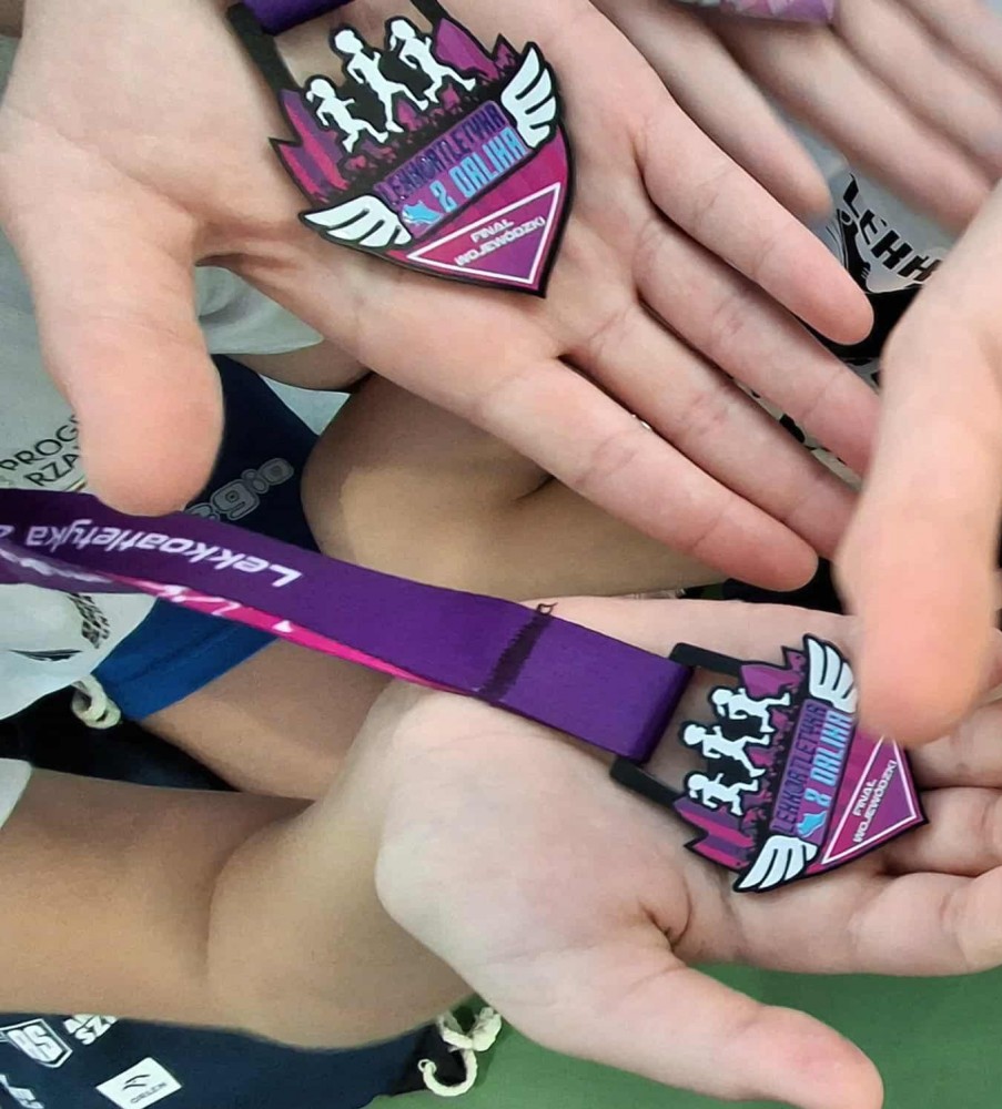 Dzieci trzymające medale za udział w zawodach - "Lekkoatletyka z Orlika"