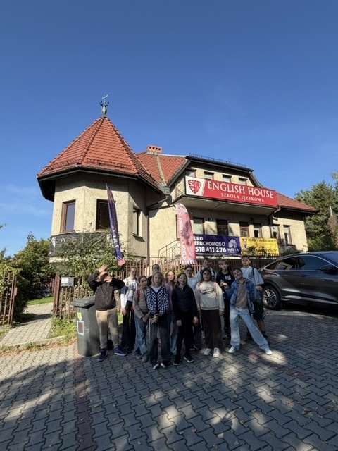 Zdjęcie przedstawia uczniów klasy 5c przed budynkiem szkoły językowej English House w Rybniku.