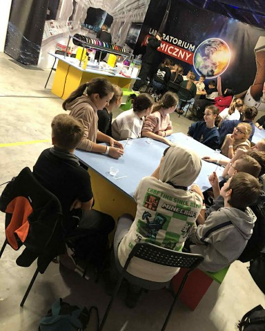 Zdjęcie przedstawia warsztaty tworzenia własnoręcznie „slimów” o różnych kolorach i zapachach.