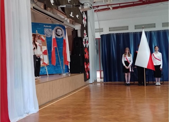 Zdjęcie przedstawia poczet sztandarowy.