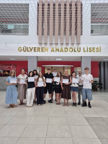 Uczniowie SP36 podczas mobilności Erasmus+ w partnerskiej szkole Gülveren Anadolu Lisesi w Antalyi.