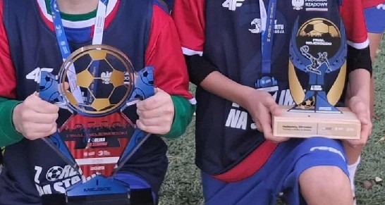 Trofea sportowe zdobyte przez drużynę na Turnieju.