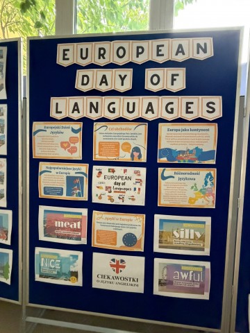 Zdjęcie przedstawia szkolną tablicę tematyczną z napisem „European Day of Languages”, zawierającą informacje o Europejskim Dniu Języków Obcych, różnorodności językowej Europy oraz ciekawostki dotyczące języka angielskiego.
