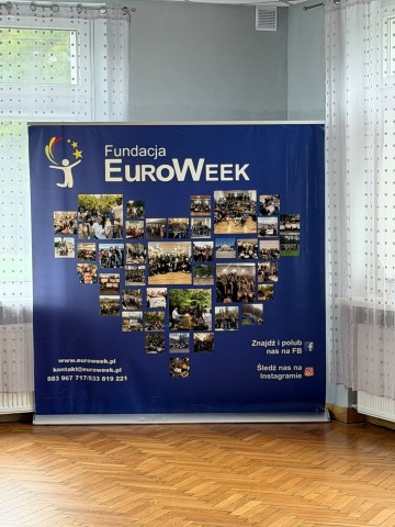 Zdjęcie przedstawia planszę promocyjną Fundacji EuroWeek z fotografiami uczestników programu.