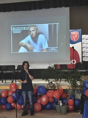 Wielki sukces naszego ucznia – I miejsce w XVI Międzyszkolnej Lidze Języka Angielskiego. Uczeń podczas prezentacji ustnej.