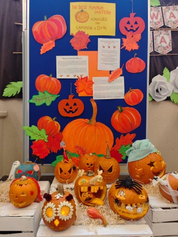 Wystawa lampionów z dyni. Prace konkursowe uczniów. The best pumpkin lantern 2024.