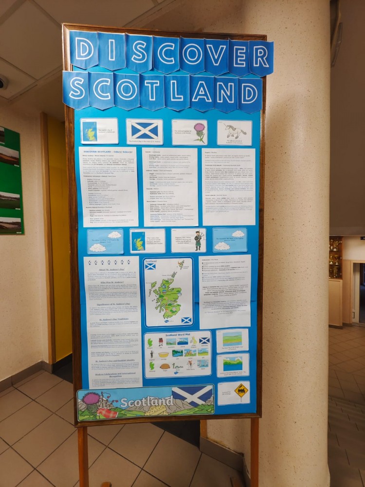 Zdjęcie przedstawia tablicę z gazetką na temat Szkocji w związku z obchodami Dnia Szkockiego w szkole. Discover Scotland Day 2025.