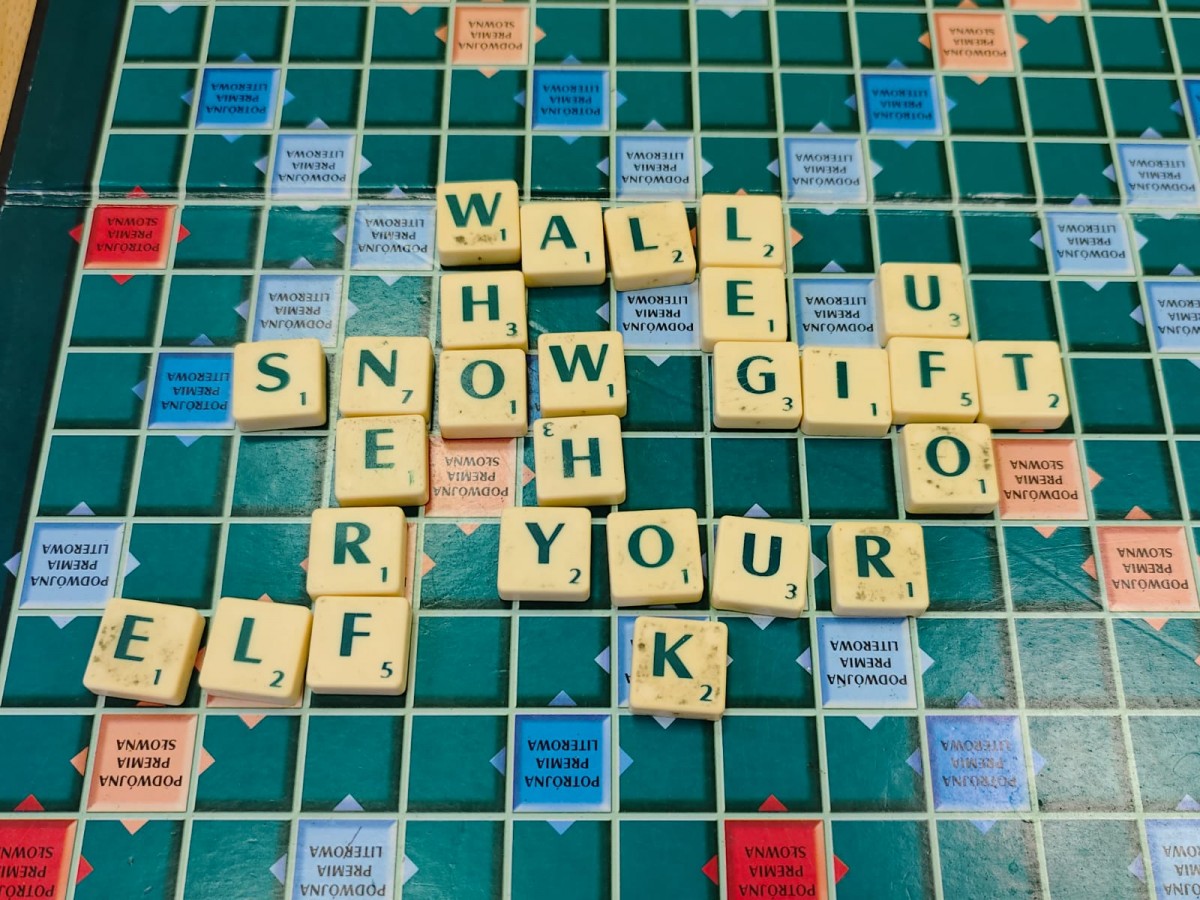 Plansza scrabble. Mikołajkowe rozgrywki Scrabble po angielsku.